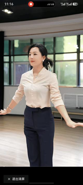 一看就是给人一种很舒服的感觉，气质型的女人。实话实说，不戴手表，不扎腰带跳的舞蹈