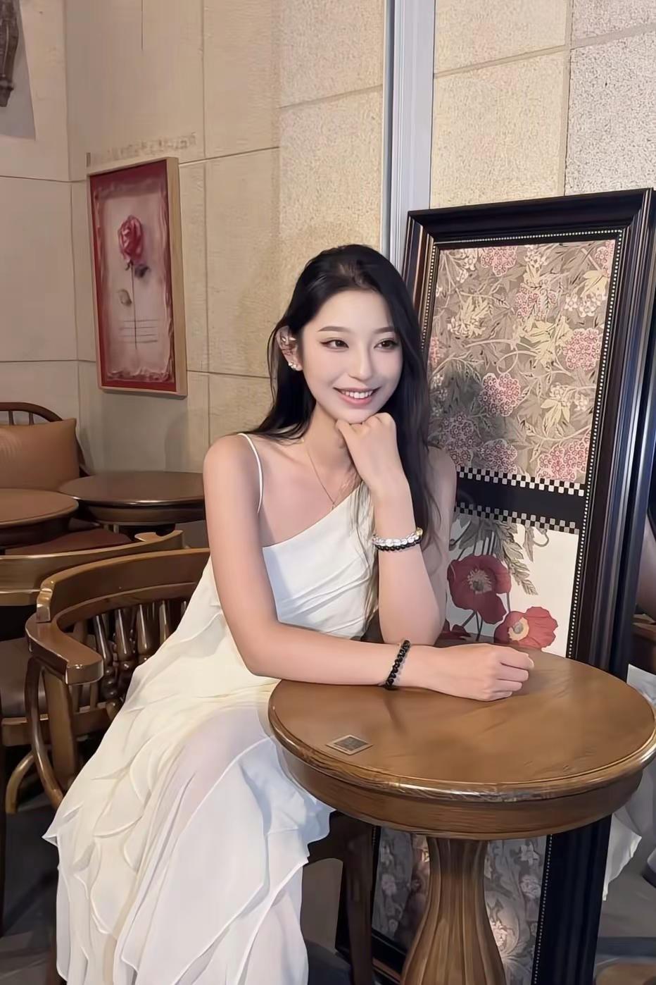 你对我的赞许 是我最大的幸福温柔ins风 咖啡店穿搭 白色吊带裙 法式穿搭