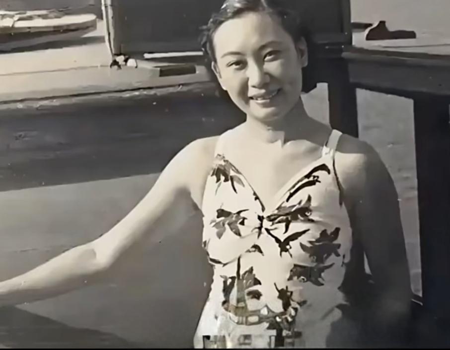 向大家分享珍贵的老照片民国时期女星众多，戴笠为何独钟胡蝶？仔细看看两人的面相的确