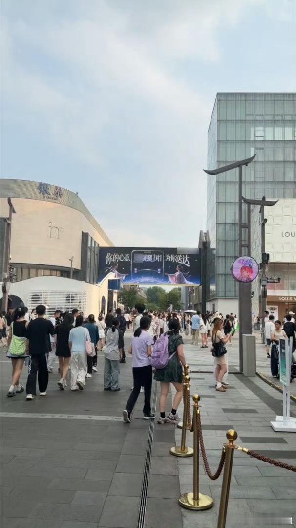去杭州西湖打卡现代人的鹊桥 不必仰望天上银河鹊桥，西湖解锁现代人的电子鹊桥。浪漫