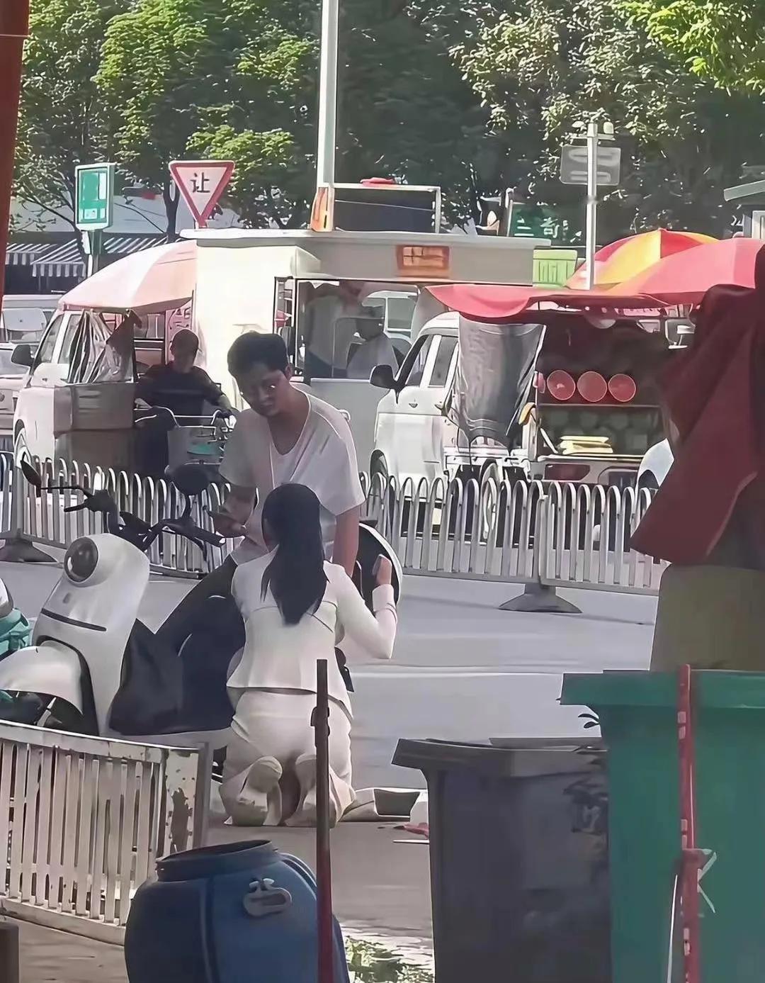 街头偶遇这一幕令人唏嘘！女孩为何如此委屈求全？