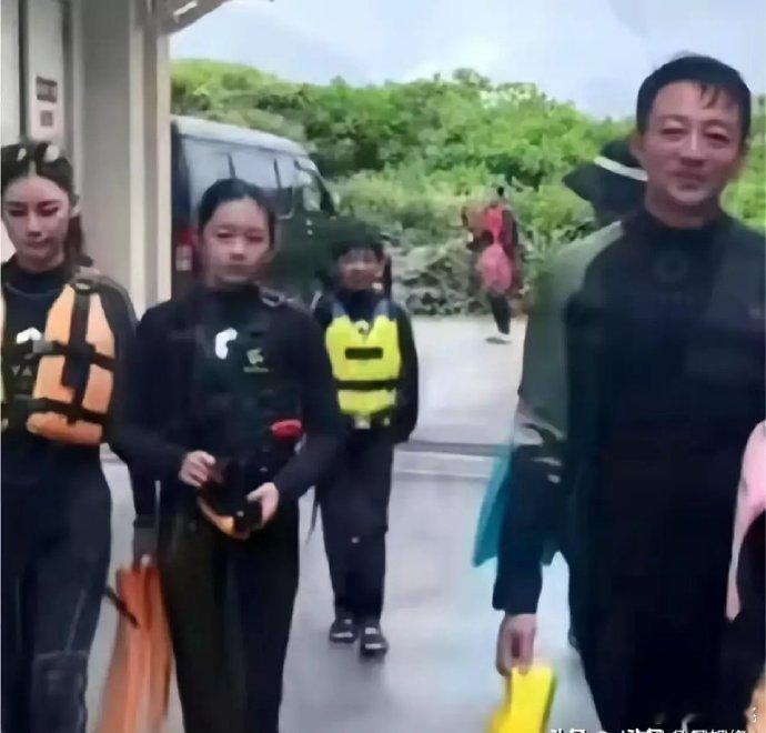 大S女儿，  小玥儿，终于把头发扎起来了，露出了清秀的脸庞，真的是小小S，和妈妈