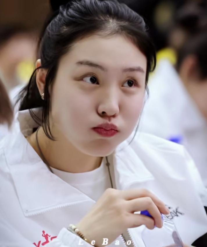 这可是中国女篮最美球员，原来好像在内蒙古，据说内蒙古女篮解散了，又去了山西补充锋