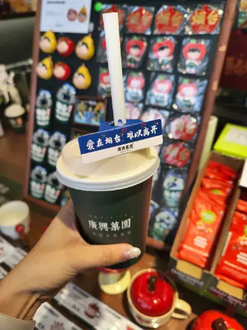虽然没去烟台，但是打卡了烟台机场～当地特产苹果，做了好多周边，苹果汁好好喝，还送