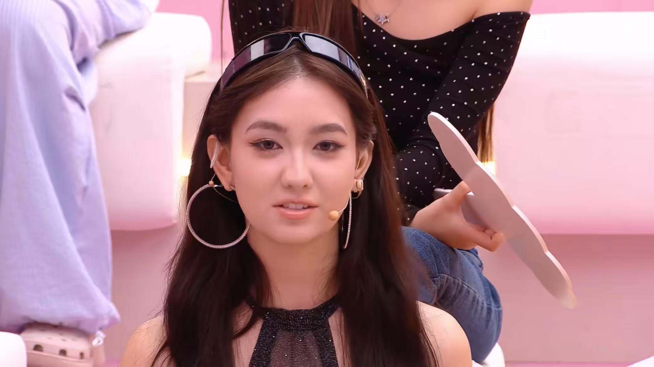 香奈儿bigdan模仿导师萧亚轩真的是太搞笑了，没想到香奈儿居然模仿导师萧亚轩，