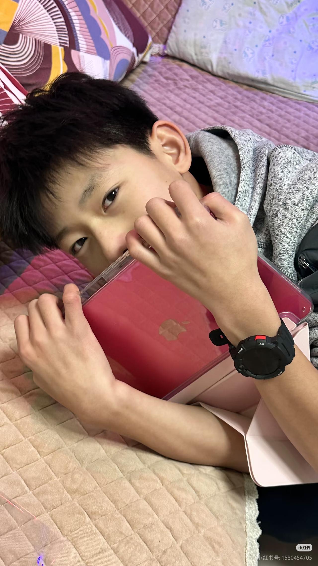 我认为支持

支持小学生佩戴电话手表上学，核心在于它能为孩子的安全和沟通提供保障
