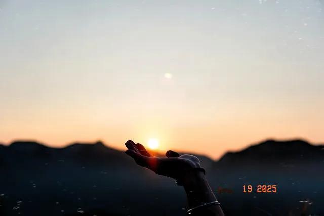 人生不易，且行且珍惜，开开心心过好每一天。曾经喜欢过的你，一旦失去就再也回不来了