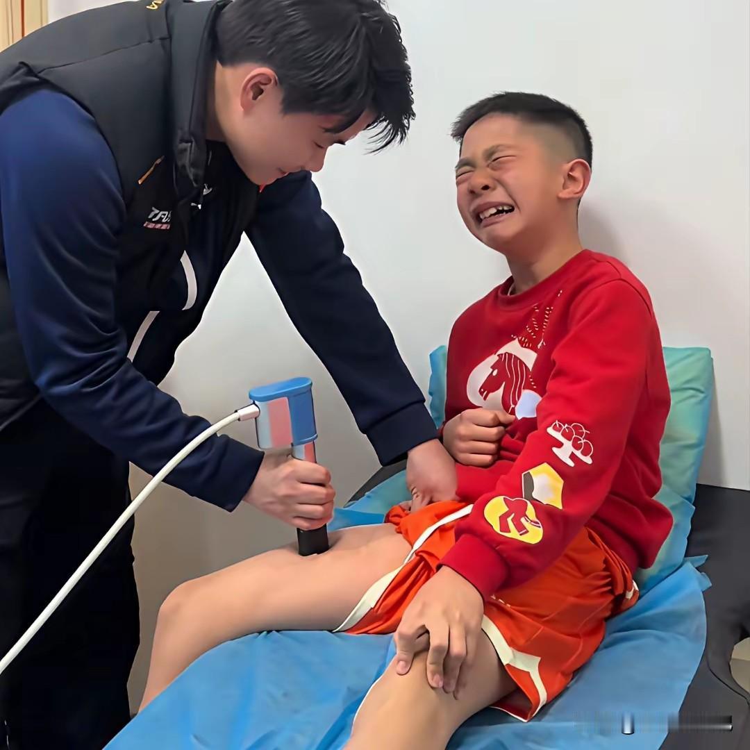 小球员受伤了，教练和医生给他腿上打机器，视频里很清晰的能看到他腿上有伤，医生要给