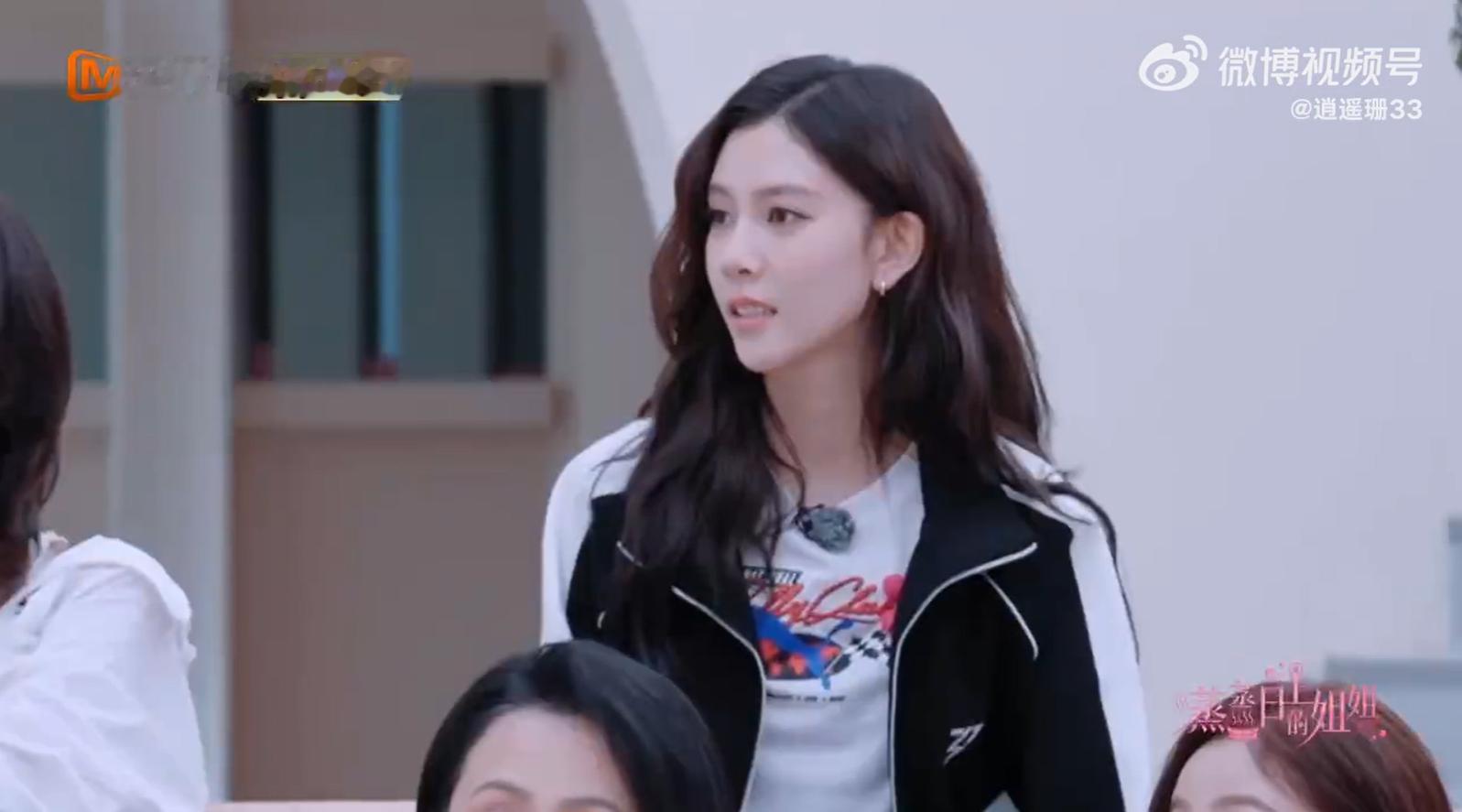 侯佩岑眼中的宋妍霏 侯佩岑眼中的宋妍霏是个才华横溢的女孩，她的多面性让人惊叹，彻
