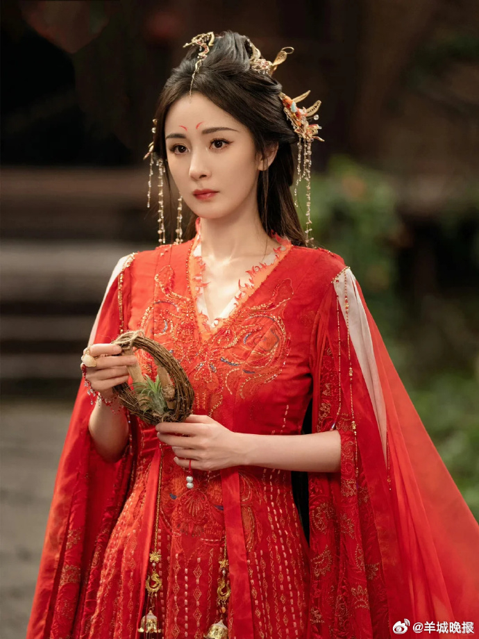 【谁的古装红衣穿搭让你一眼沦陷？】一袭红衣惊艳时光，定格经典。是大漠风沙里的明艳