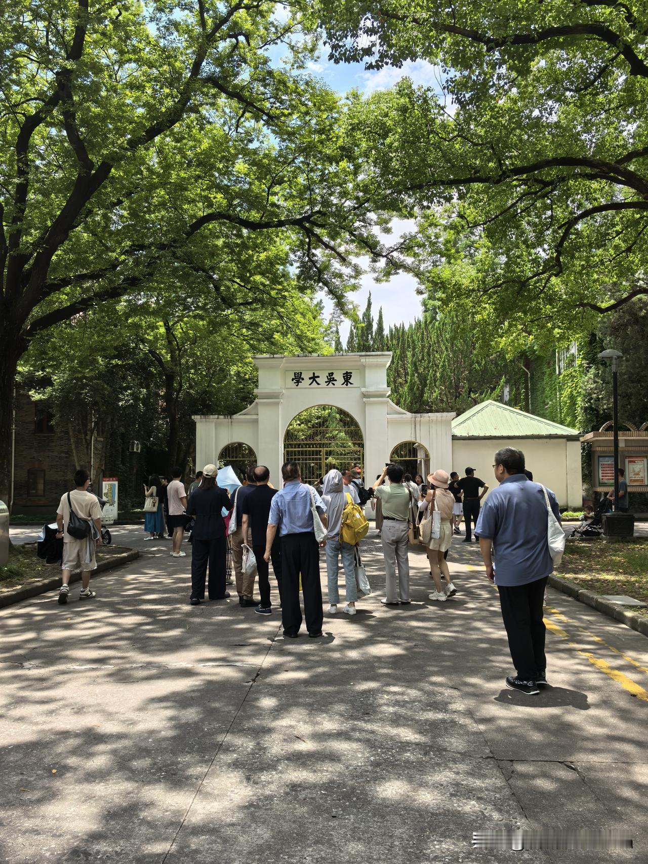 去年七月，我们班同学相约回母校，庆祝毕业大学毕业40周年。我们也邀请部分昔日恩师