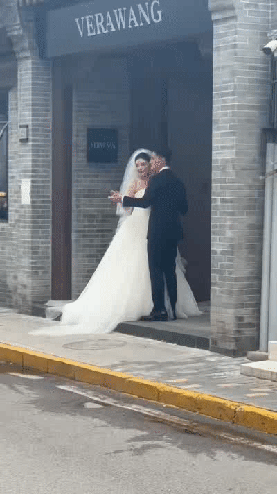 徐冬冬尹子维试婚纱有网友在北京胡同发现徐冬冬尹子维试婚纱，身着婚纱西服的二人，年