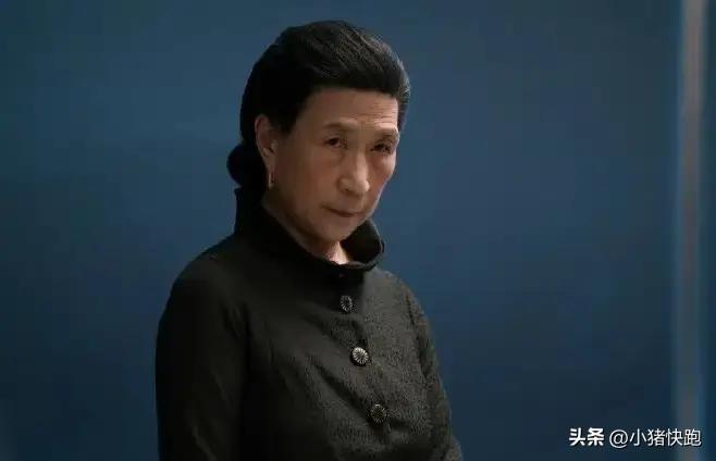 何炜晴（1943年11月16日—2026年7月12日），出生于中国香港，美籍华裔