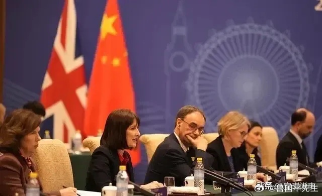 英国这次可真是机灵！一瞅见美国觊觎格陵兰岛，就知道得抱紧中国大腿。二话不说，迅速