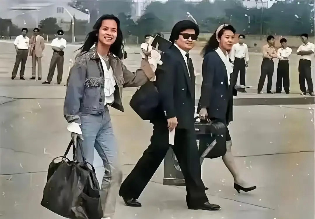 90年代的神级老照片，亚运会前夕，韦唯、刘欢和刘欢妻子卢璐赶路去彩排。几人神采飞