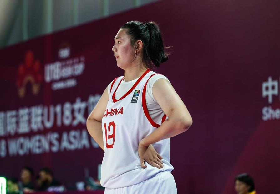 关于中国女篮年轻内线新星张子宇未来是否奔赴大洋彼岸的话题，在舆论场掀起了滔天巨浪