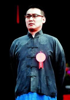 2025年，韩国华城阙里祠。那扇朝鲜国王才有资格走的中门被缓缓打开，只为迎接一个