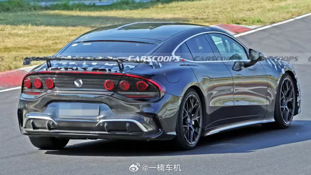 AMG GT四门跑车要出个更狠的版本了。谍照里这车虽然还贴着伪装，但通风机盖和那