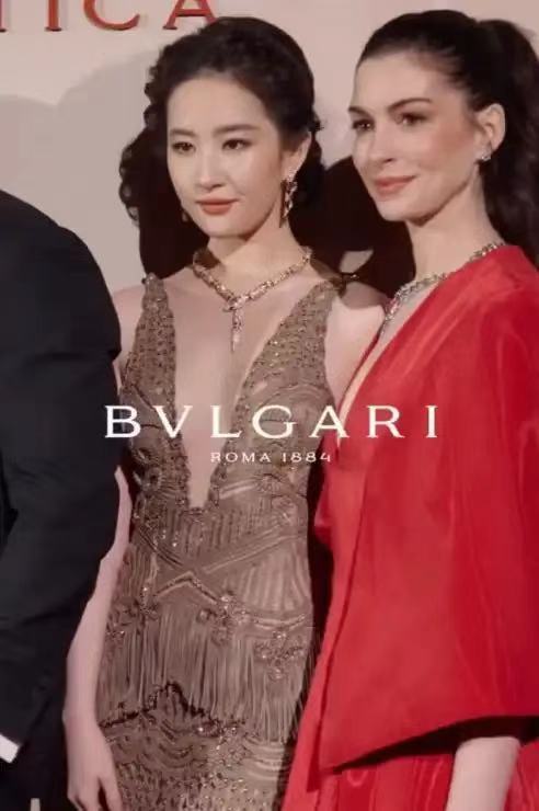 米兰同框名场面！刘亦菲穿深 V 不捂胸口，用自信给内娱上了一课 