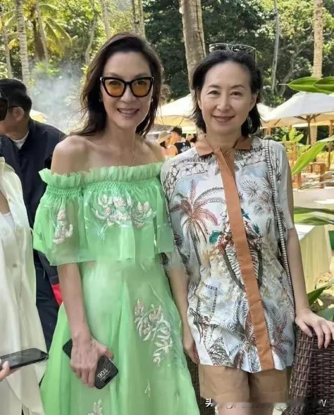 女人自己不爱花钱的话，嫁豪门也没有人羡慕的，杨紫琼就是活生生的例子。
很多人觉得