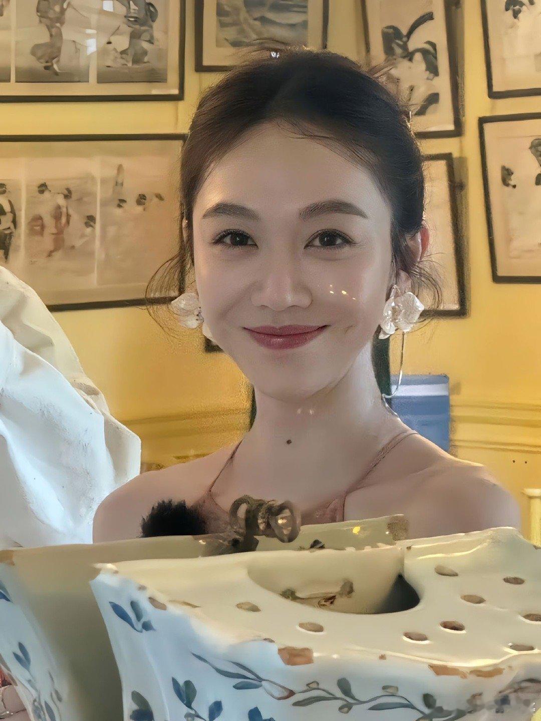 曝姜妍已结婚两三年 姜妍好像天生就有爱人的能力，再细节的点也都能发现，上得厅堂下