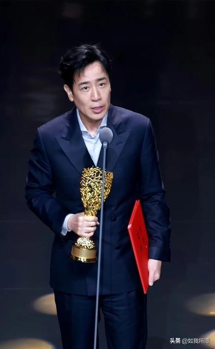 叔圈标配：
啤酒肚、络腮胡、发福脸，
于和伟他是一样不占。

最近金树林奖那套西