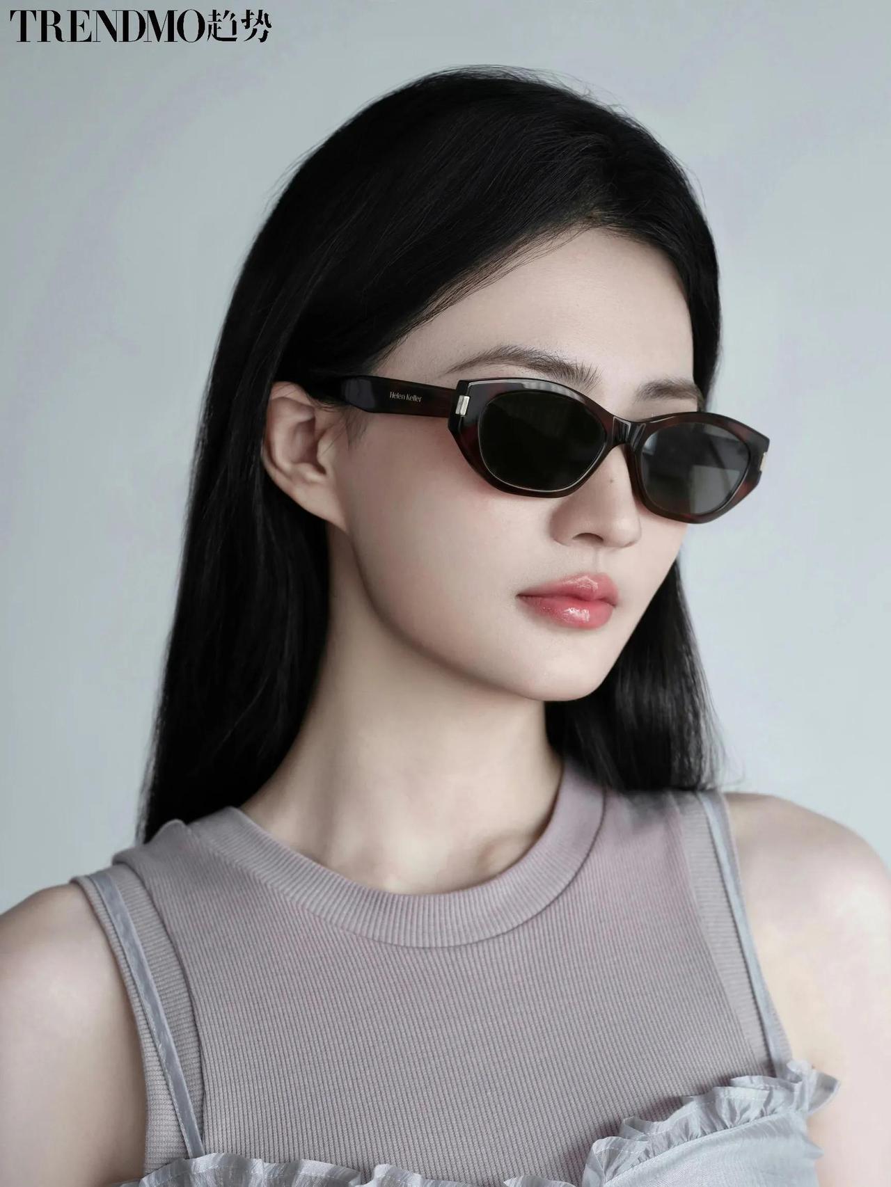 以前看图片是否高清，
我看眼睛，
如果黑眼球不糊，
那就可以算高清，
但这个我还