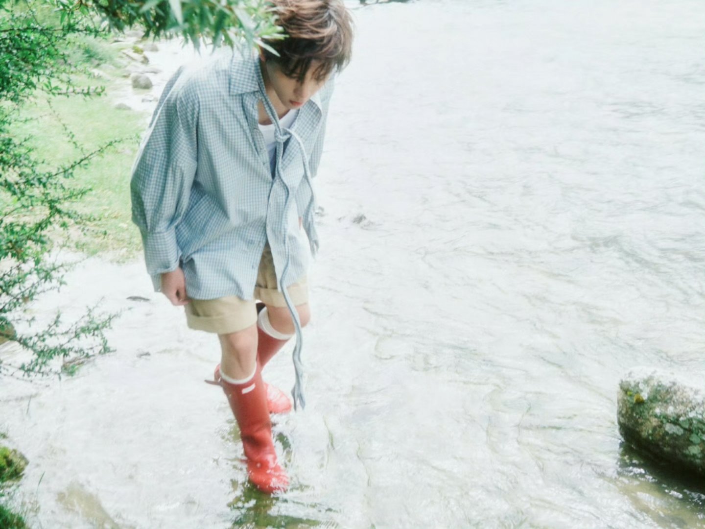 王安宇季清和 王安宇你那儿几点 浮世万千，吾爱有三，日月与卿，日为朝，月为暮，卿