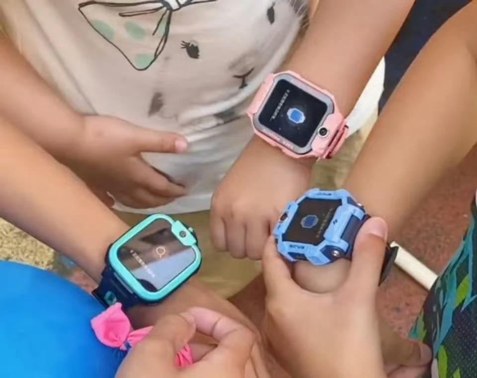 确实是这样，挺无语的。而且玩电话手表真的很影响学习，什么加好友、点赞、换皮肤、聊