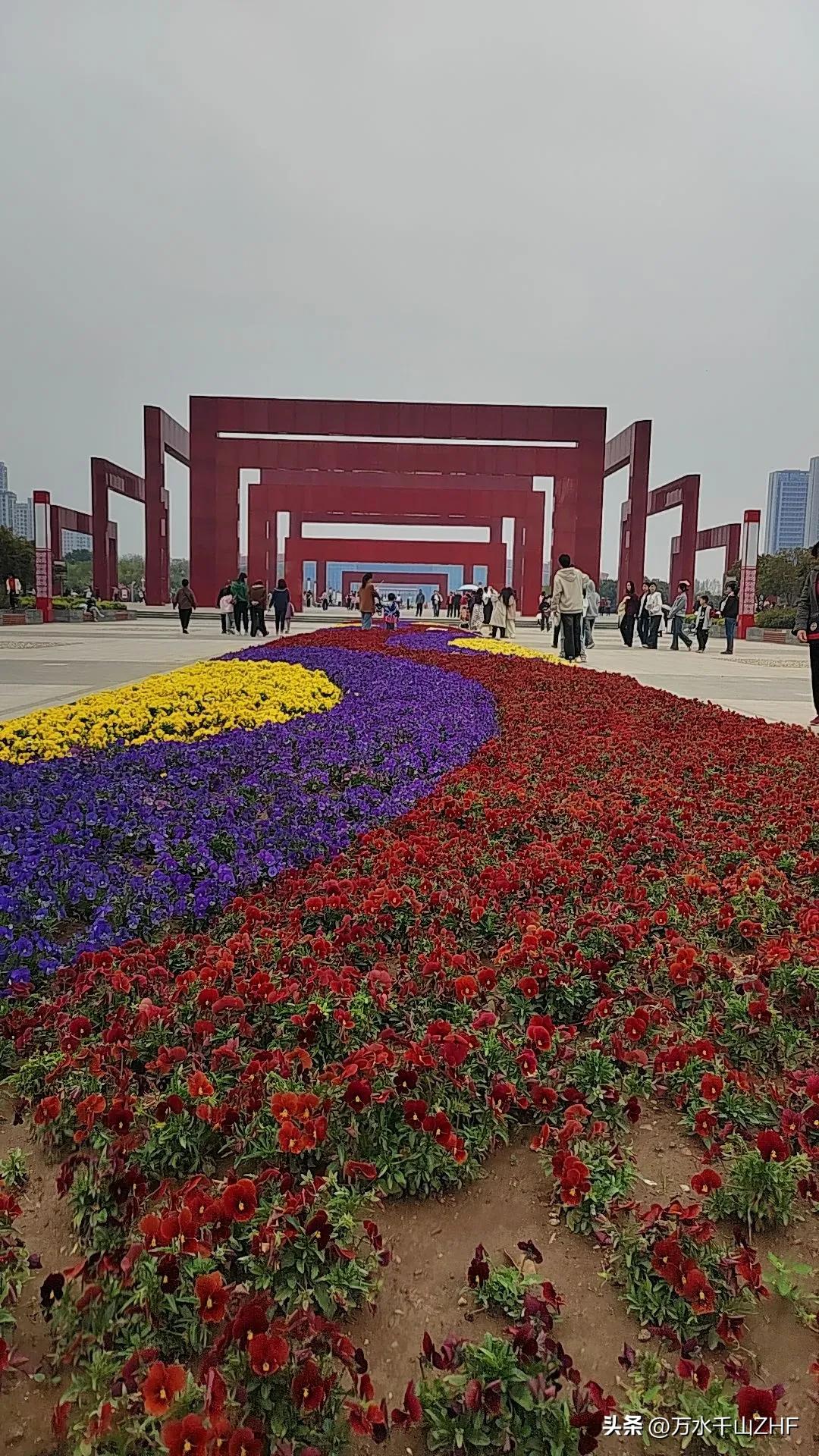 信 阳 市 百 花 园 百 花 盛 开