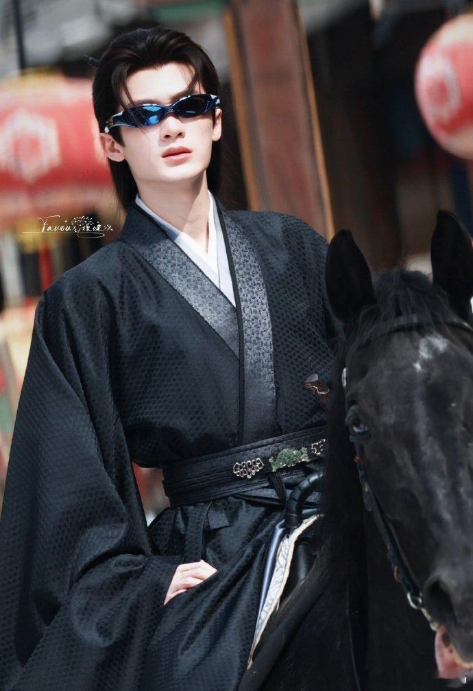 檀健次古装墨镜造型檀健次赛博古人檀健次古风儒雅和现代酷感完美融合，檀健次这个造型
