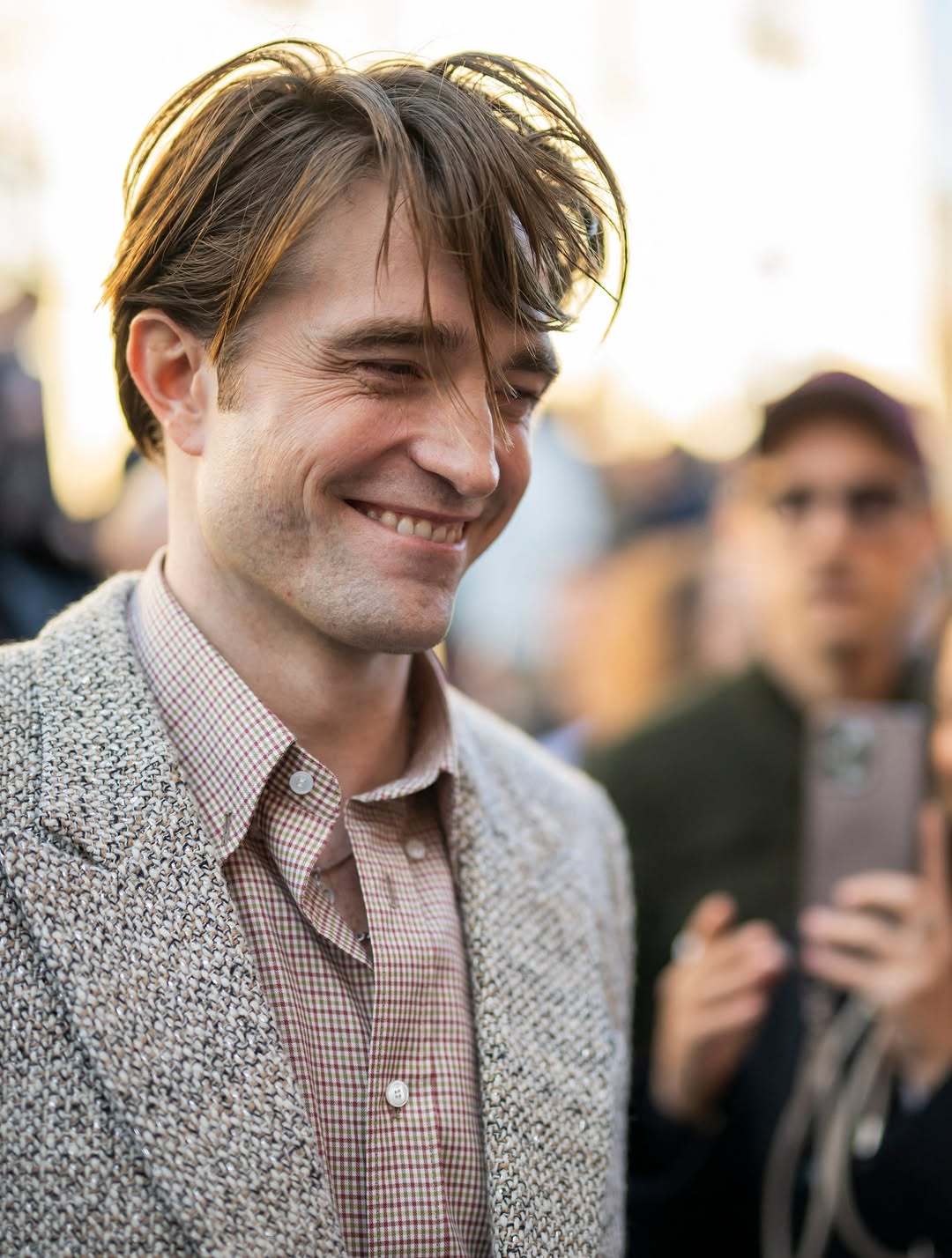 罗伯特·帕丁森的发型，主打一个随机 