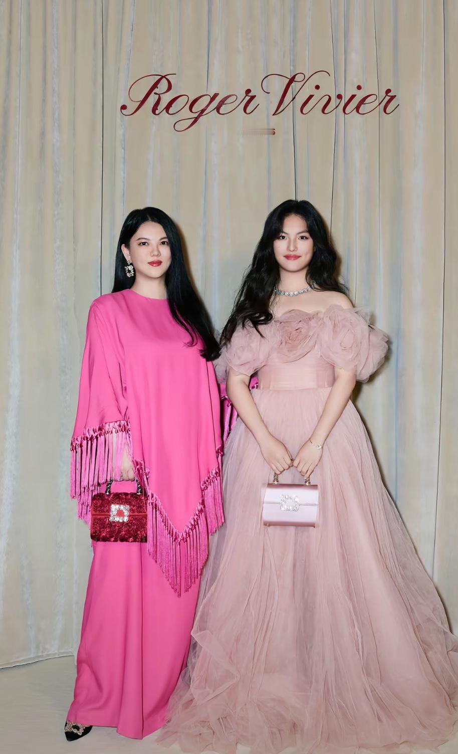 今天上午，知名主持人李湘发布了一则视频。视频中，李湘与女儿王诗龄一同拍照，此次母
