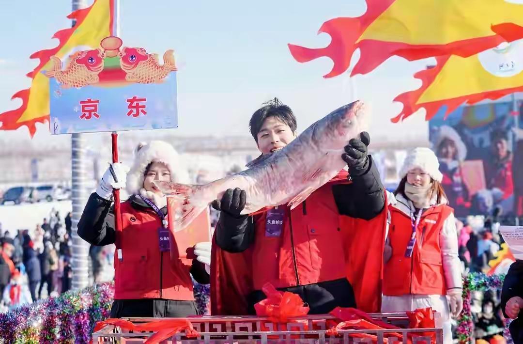 1月8日，吉林松原查干湖第二十四届冰雪渔猎文化旅游节上，象征着吉祥好运的查干湖冬