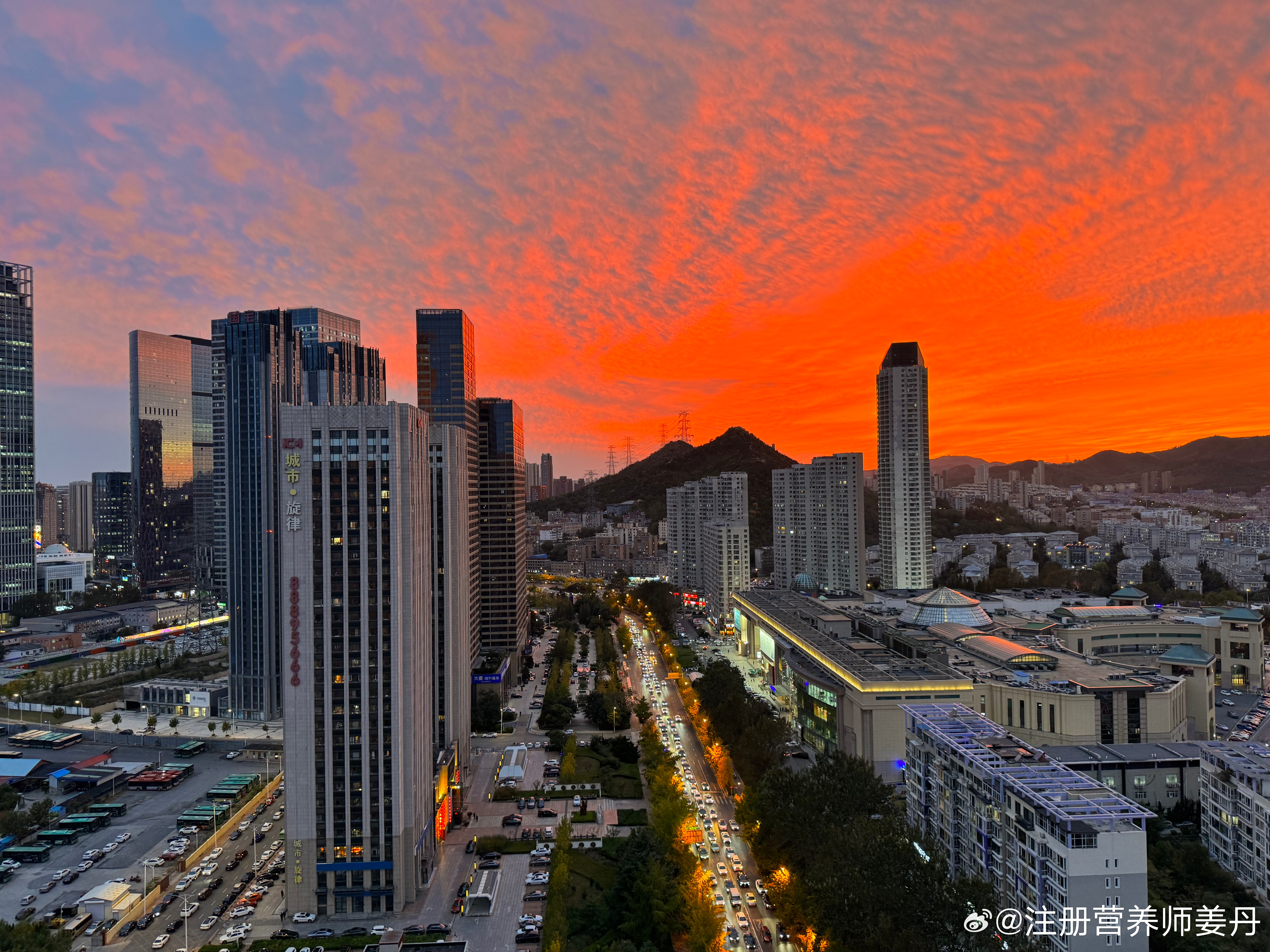 幸福的大连人，我朋友圈里的各种炸图，秋天的晚霞，你好哇[心][心][心]，等红灯