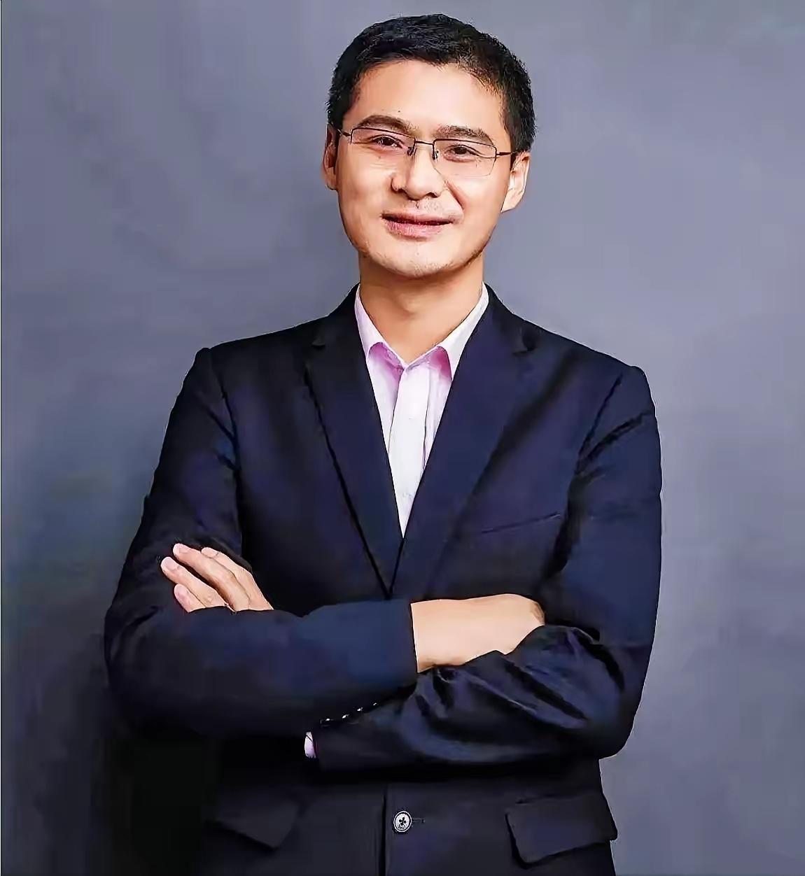 罗翔老师以前靠风趣幽默的法律讲解火出圈，用“张三”“李四”这样贴近生活的案例，把