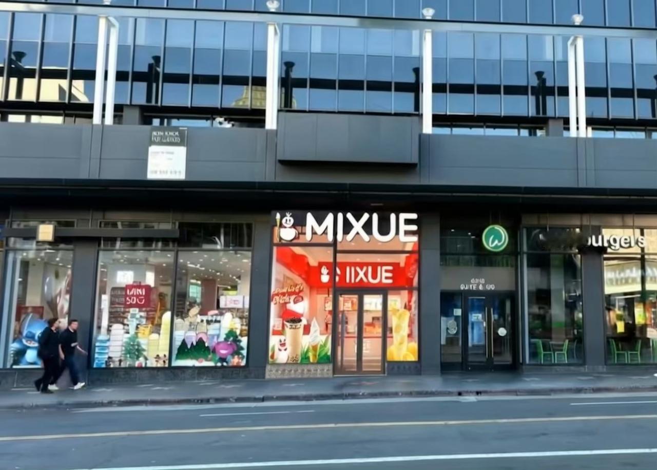 蜜雪冰城美国首店开业，看起来美元和人民币的真实购买力是1:2啊[思考] ​