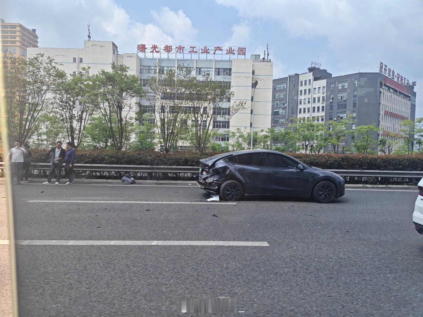 刚才去机场路上有一起很严重的交通事故这个体位我没看懂这个事故是怎么发生的…大歌碎