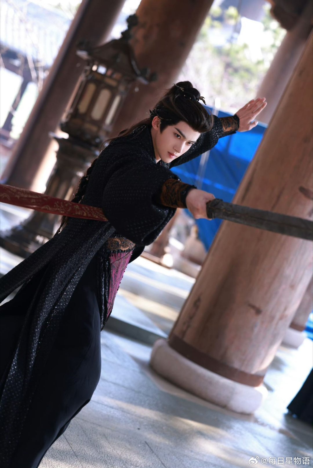 闫桉月鳞绮纪角色反差感被的双角色狠狠惊艳到！法师统领厉劫和蝶妖源无获，两种气质切