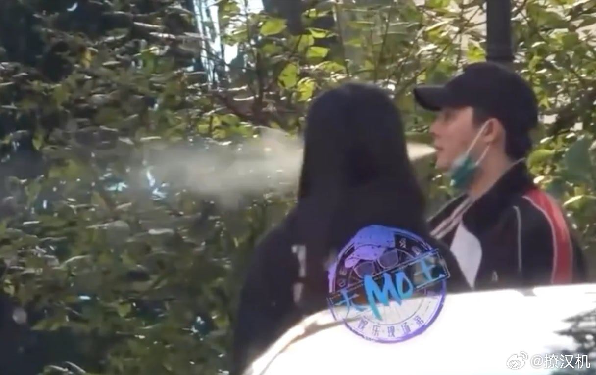 张铭恩女朋友是潘美烨张铭恩抽的什么🚬啊，怎么射程这么长啊。喷气式战斗机似的[允