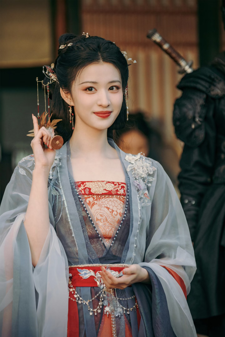 王楚然穿旗袍越素越美王楚然从荧幕里的各色古装角色，到线下活动的旗袍造型，能看出她