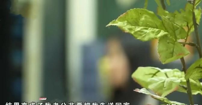 这天晚上，女子和丈夫与闺蜜一起吃完饭后，丈夫先把妻子送回家，然后再去送妻子的闺蜜