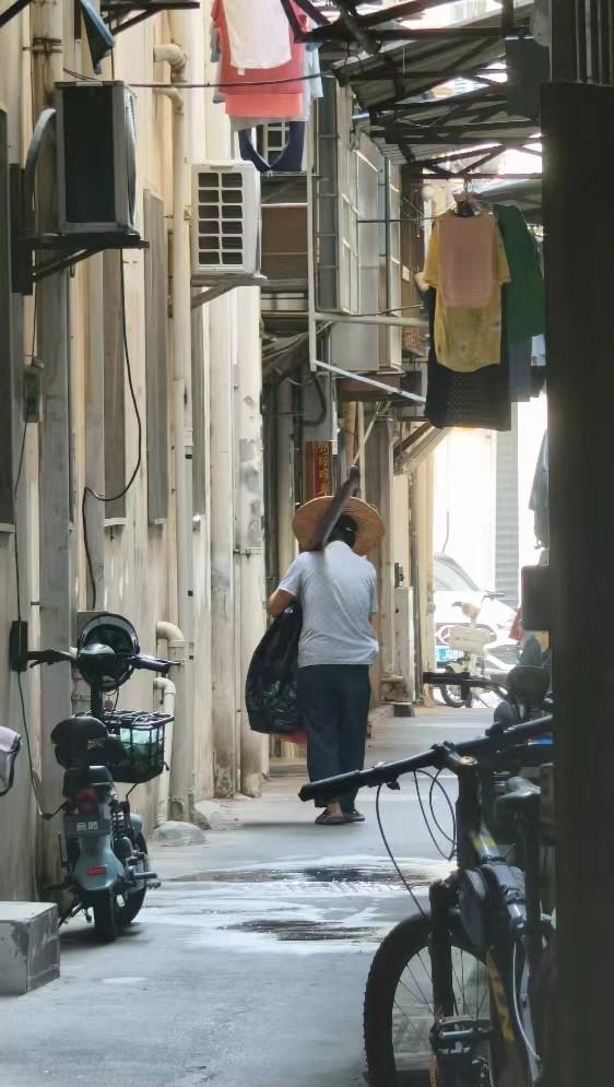 说一个AI圈反常的现象:
现在对AI非常积极的人群，
普遍都是30-40岁以上。