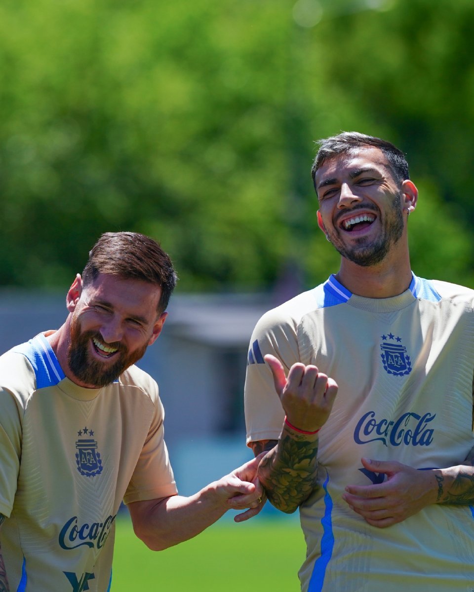 📲国家队摄影师更新：     “他们在笑些什么？😂🇦🇷” #梅西##帕雷