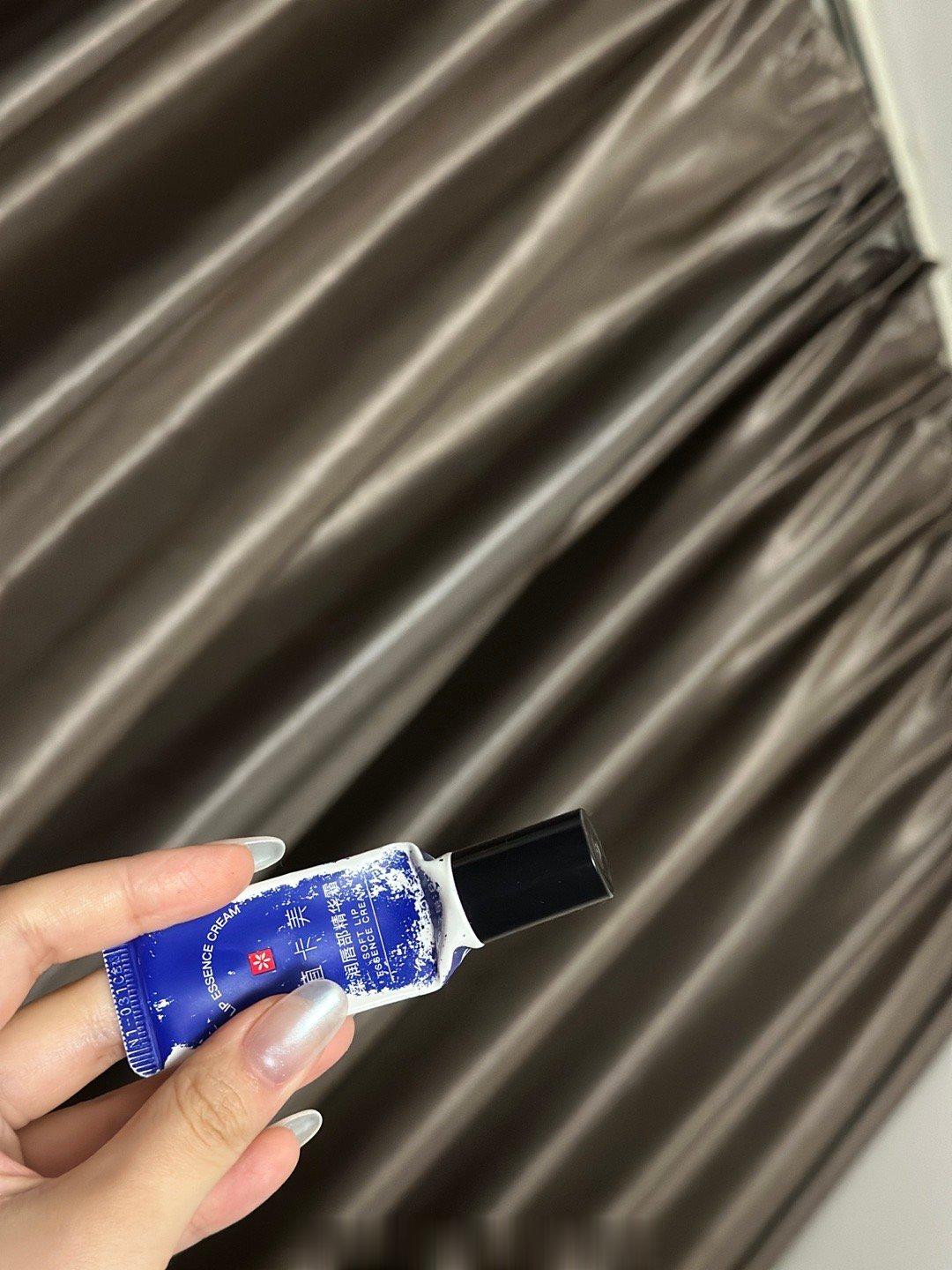 植卡美的润唇精华真的很好用我会放一只在床边睡前涂这只已经被我涂成这样了还在一直挤