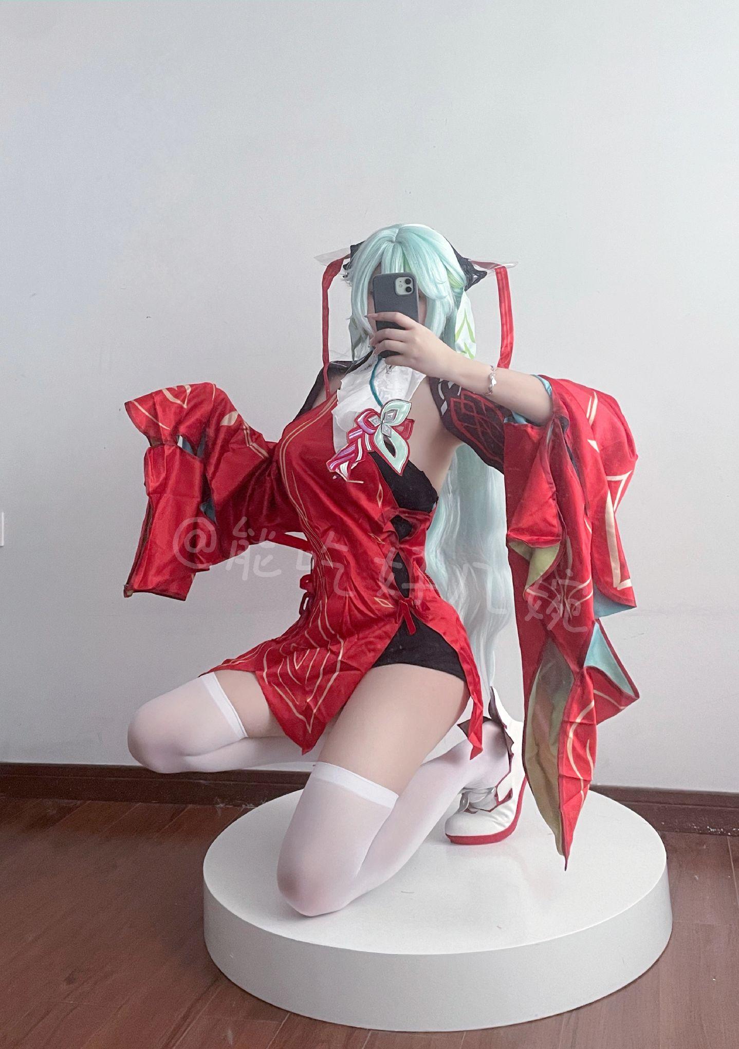 眼观六路尘缘事 线牵八方有缘人。角色的腿套太短了而且一动就堆起来了 所...