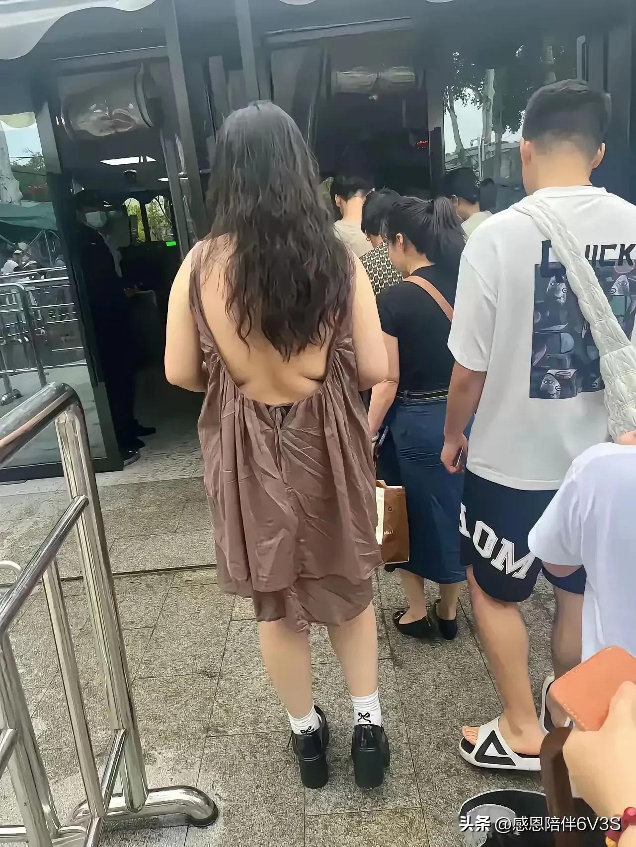 那家卖衣服的店员说得没错！穿上这衣服，真的显得特别性感又年轻。身材也显得很苗条，