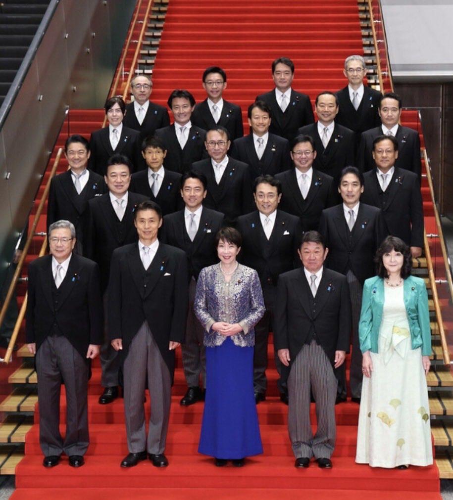 日本首相高市早苗今天带领新内阁成员进行了亮相。其中多数重要官员留任，但有三个官员