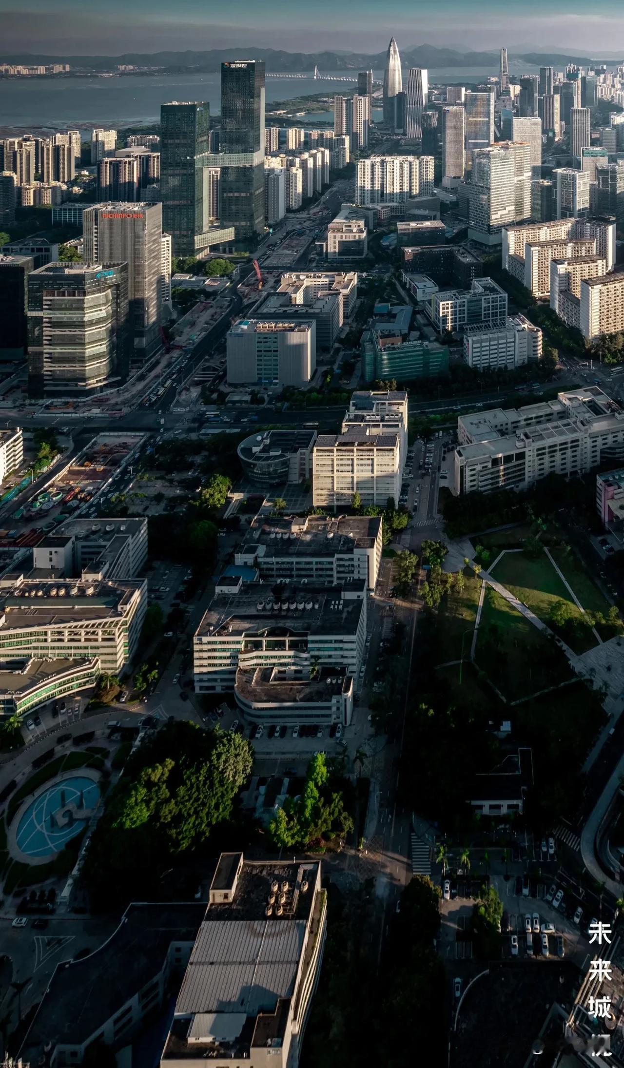 这座城市甲级写字楼空置率超过30%！
根据相关报道，上海和深圳这两大经济龙头城市