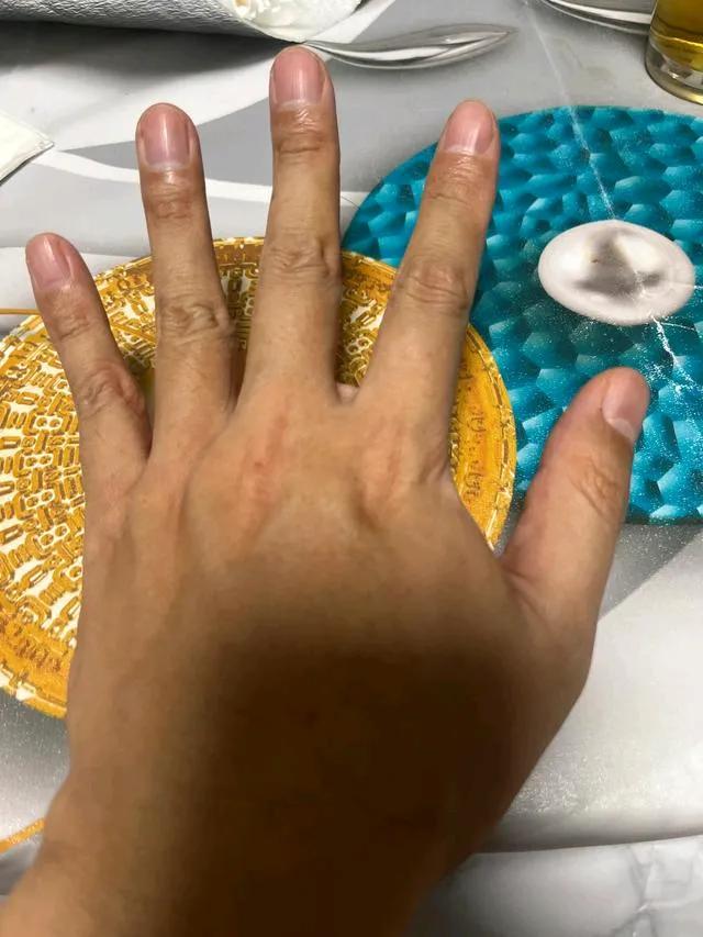 不说谁能看出来是女人的手？